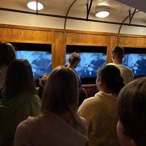 uczniowie w muzeum