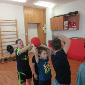 uczniowie uprawiają sport