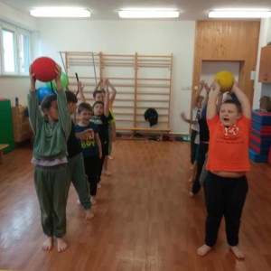 uczniowie uprawiają sport