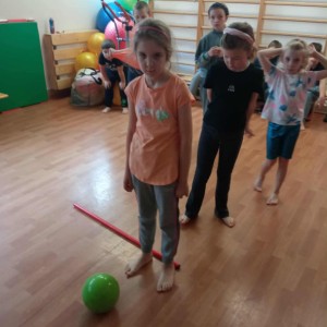 uczniowie uprawiają sport