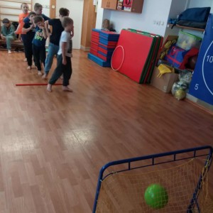 uczniowie uprawiają sport