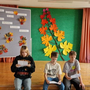 uczniowie czytający