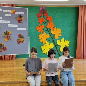 uczniowie czytający