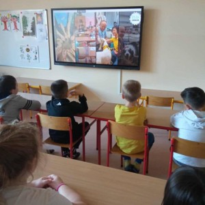 uczniowie oglądają prezentację