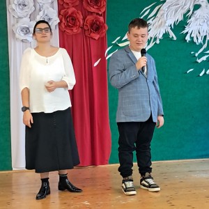 uczniowie śpiewają