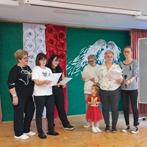 uczniowie śpiewają