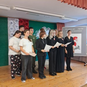 uczniowie śpiewają