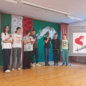 uczniowie śpiewają