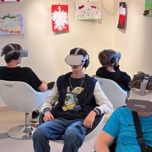 uczniowie w okularach VR