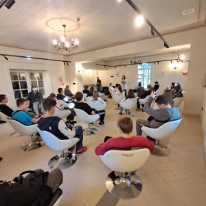 uczniowie w okularach VR