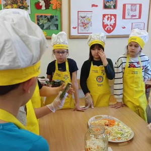 dzieci w strojach kucharskich 