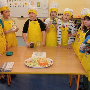 dzieci w strojach kucharskich 