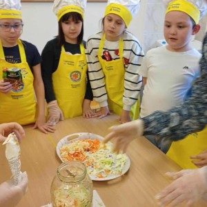 dzieci w strojach kucharskich 