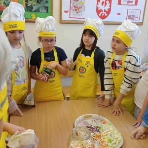 dzieci w strojach kucharskich 