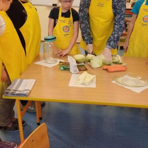 dzieci w strojach kucharskich 