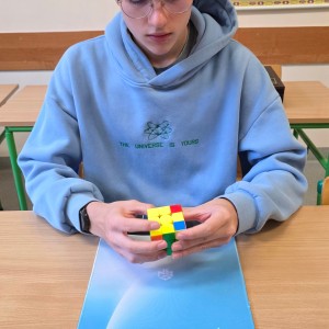 uczeń z kostką Rubika
