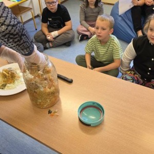 uczniowie ze słoikiem kapusty