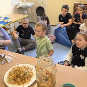 uczniowie i słoik kapusty